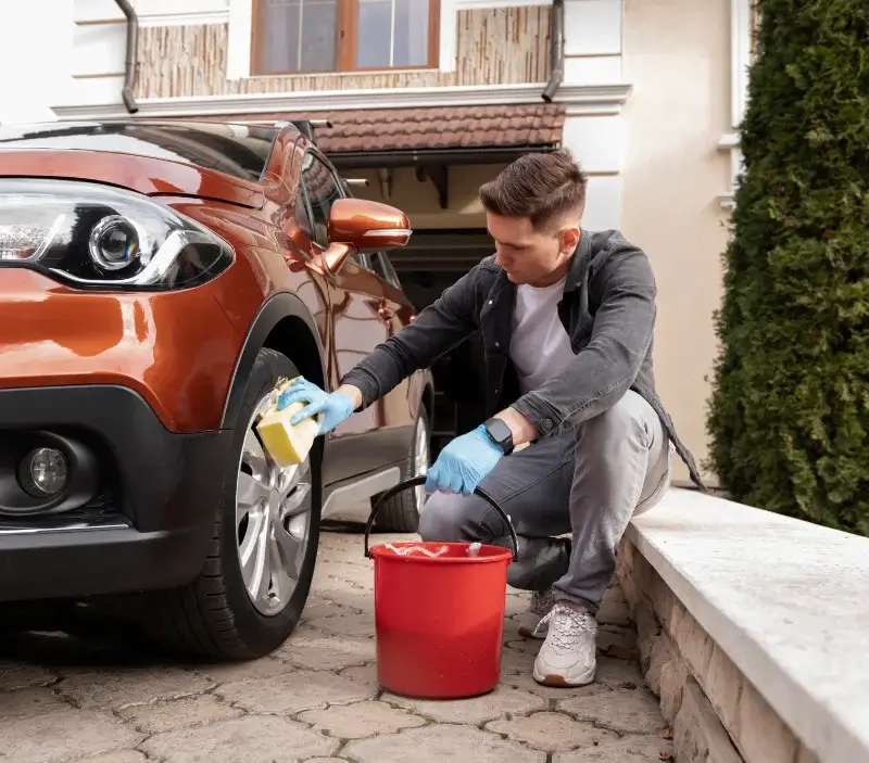 Lavage auto à domicile Aux Marais : professionnel intervenant sur un véhicule
